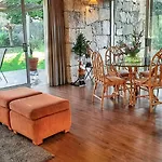 בית נופש Charming House In Covelas With Pool And Mountain View